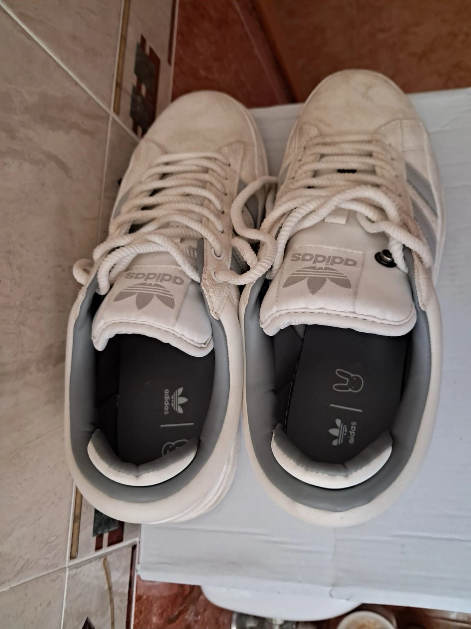 Zapatillas campus bad bunny grises y blancas  – photo 3